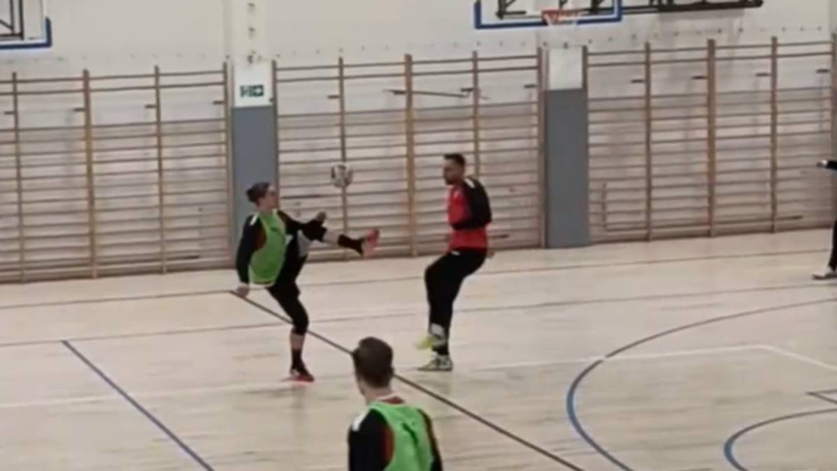 German handball players qualified for the main stage after two victories over Qatar and Serbia.  That's why they played football in training and one of them performed magic.