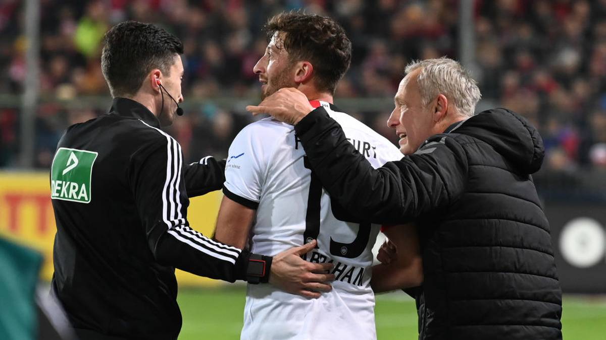 DAVID ABRAHAM; Und nun eben Frankfurts Kapitän - sein Rempler gegen Freiburgs Coach Christian Streich bescherte Abraham neben der Sperre bis zum 29. Dezember...   
