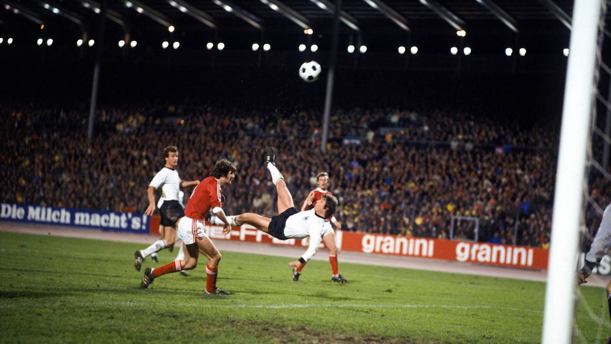 PLATZ 8 - KLAUS FISCHER: Die "Mutter aller Fallrückzieher": Beim Länderspiel zwischen Deutschland und der Schweiz im Jahr 1977 schraubt sich Klaus Fischer in den Stuttgarter Nachthimmel und trifft mit einem grandiosen Fallrückzieher direkt unter die Latte. Der Treffer wird zum Tor des Jahres, des Jahrzehnts und sogar des Jahrhunderts gewählt