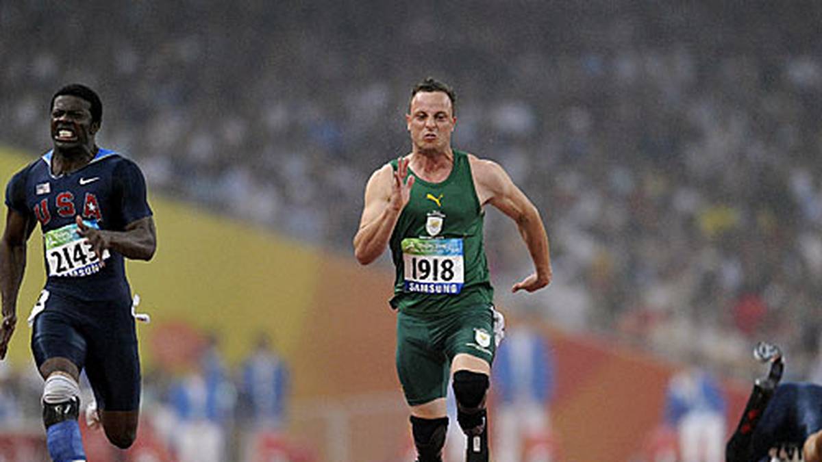 Über 100 Meter ist er Außenseiter, doch in einem packenden Sprint bezwingt er Jerome Singleton (l.) um drei Hunderstel