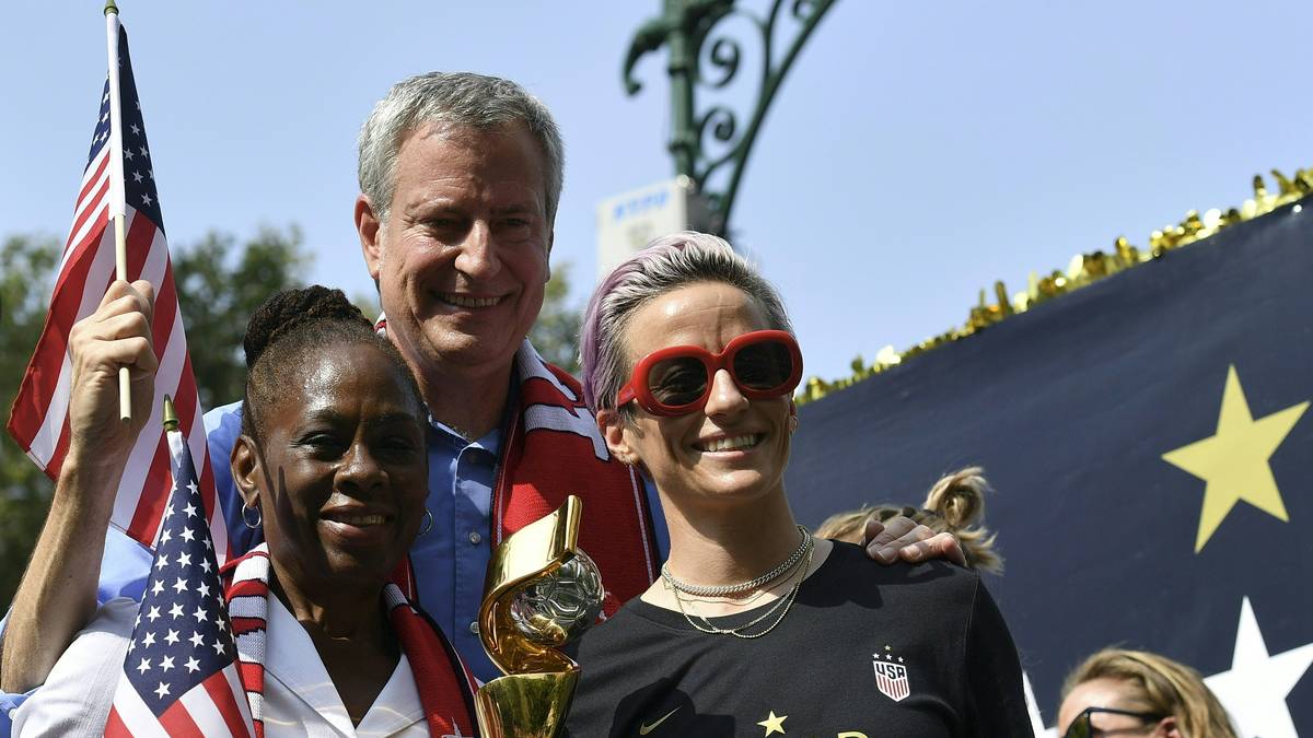 In New York gehört Bürgermeister Bill de Blasio (M., mit seiner Frau Chirlane McCray) zu den prominenten Gratulanten und überreicht dem US-Team die Schlüssel der Stadt