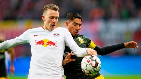 Leipzig's defender Lukas Klostermann (L) vies with Dortmund's Moroccan defender Achraf Hakimi during the German first division Bundesliga football match RB Leipzig v Borussia Dortmund in Leipzig, eastern Germany, on January 19, 2019. (Photo by ROBERT MICHAEL / AFP) / DFL REGULATIONS PROHIBIT ANY USE OF PHOTOGRAPHS AS IMAGE SEQUENCES AND/OR QUASI-VIDEO        (Photo credit should read ROBERT MICHAEL/AFP via Getty Images)