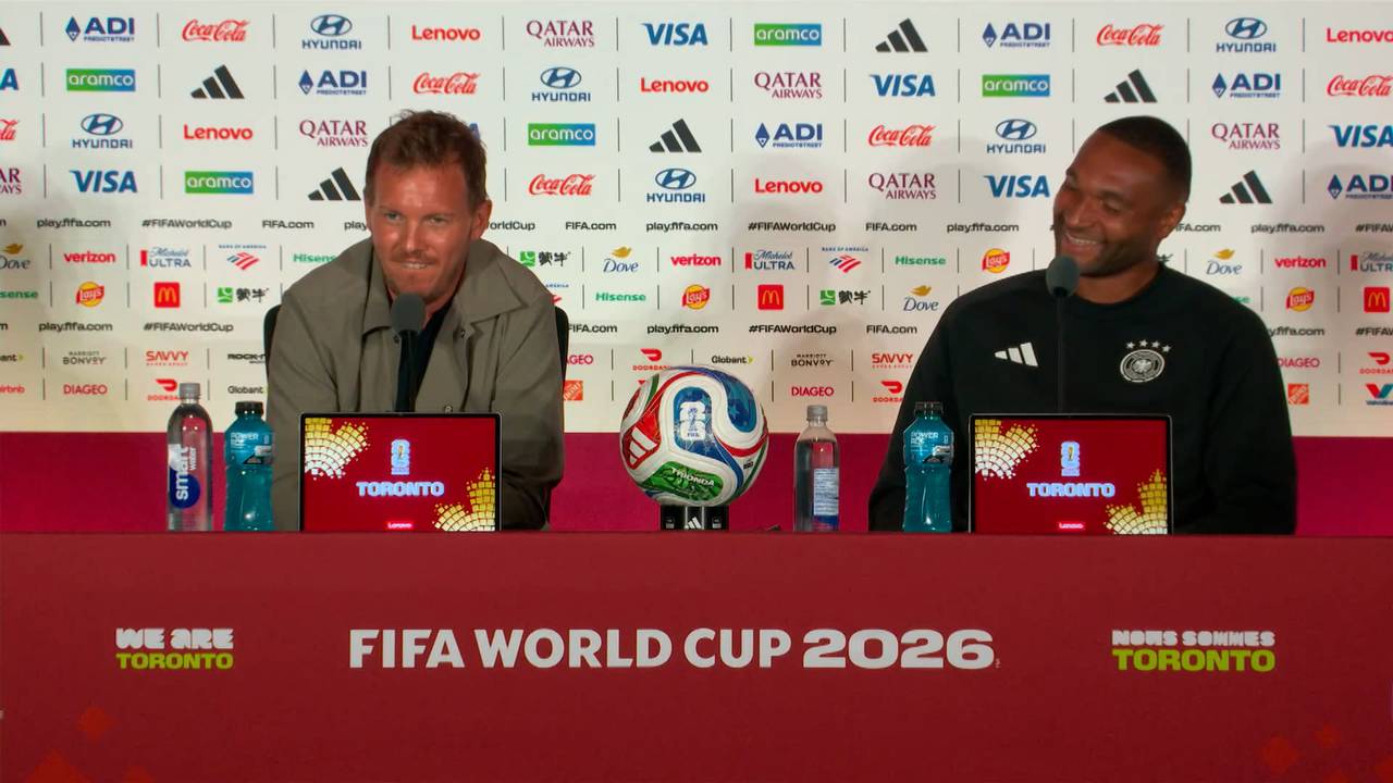 Schlangenalarm? Nagelsmann nimmt Reporterin auf die Schippe
