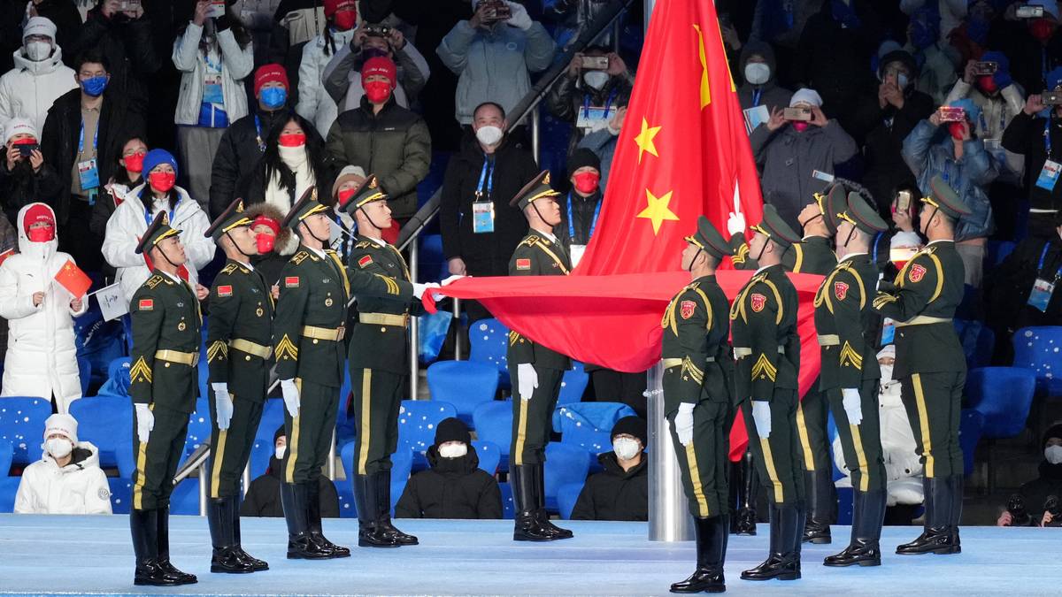 Auch das gehört zur Eröffnung von Olympischen Spielen: Das Hissen der Fahne des Gastgeberlandes