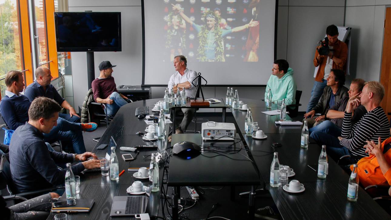 Patrick Lange (4.v.l.) stand den SPORT1-Mitarbeitern Rede und Antwort