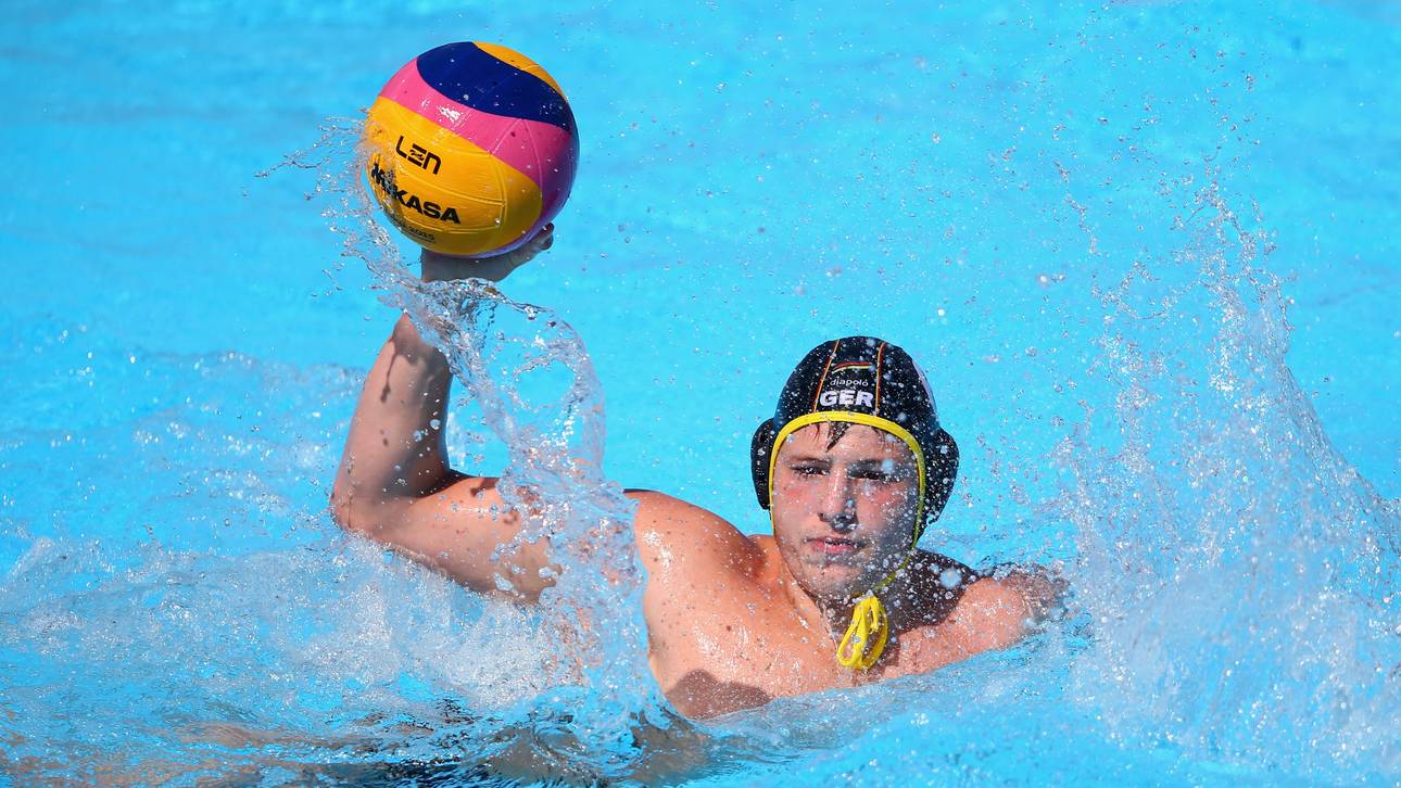 Wasserballer feiern Kantersieg