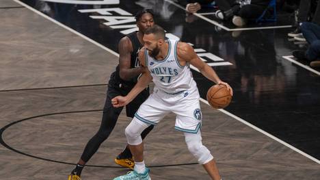 Rudy Gobert of the Minnesota Timberwolves is blocked by Nic Claxton of the Brooklyn Nets during the NBA, Basketball Herren, USA game at the Barclays Center in Brooklyn, New York, USA, 25 January 2024. Minnesota Timberwolve - Brooklyn Nets !ACHTUNG: NUR REDAKTIONELLE NUTZUNG! PUBLICATIONxINxGERxSUIxAUTxONLY Copyright: xÁngelxColmenaresx AME2447 20240126-55012770807_1