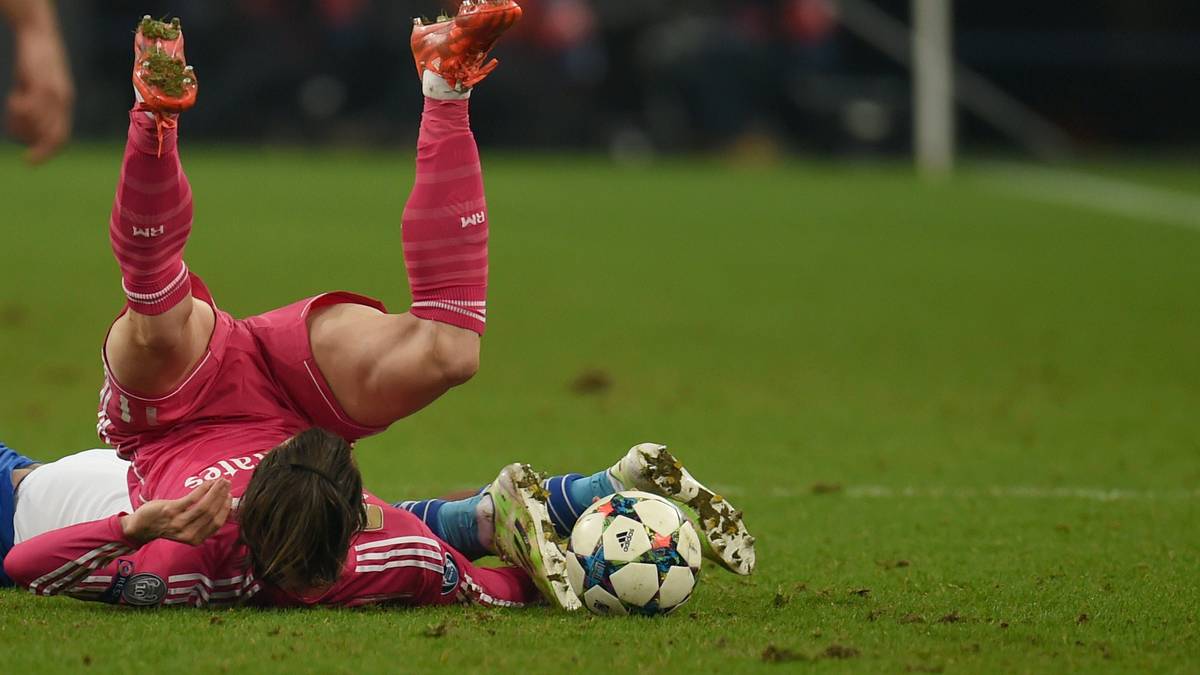 Bruchlandung für Gareth Bale. Eric Maxim Choupo-Moting hat den schnellen Waliser zu Fall gebracht