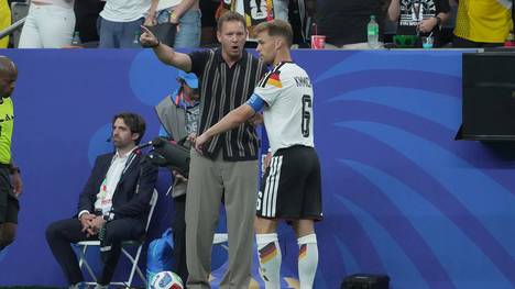 Könnte Joshua Kimmich dem deutschen Nationalteam bei der WM mehr Stabilität im Zentrum verleihen? Nach dem Spiel gegen Ecuador wird der Kapitän einmal mehr auf einen möglichen Positionswechsel angesprochen.
