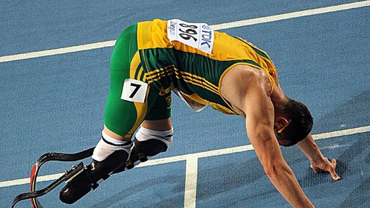 Und tatsächlich: 2009 erlaubt die IAAF seine Prothesen, er erfüllt die Norm für die WM in Berlin aber nicht. 2011 ist das anders - Pistorius startet als zweiter Behindertensportler bei einer Weltmeisterschaft