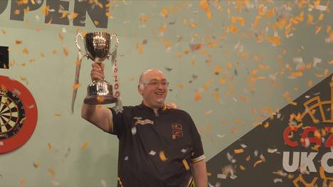 Andrew Gilding schlägt Michael van Gerwen im Finale der Darts UK Open mit 11:10 und holt sich überraschend den Major-Titel.