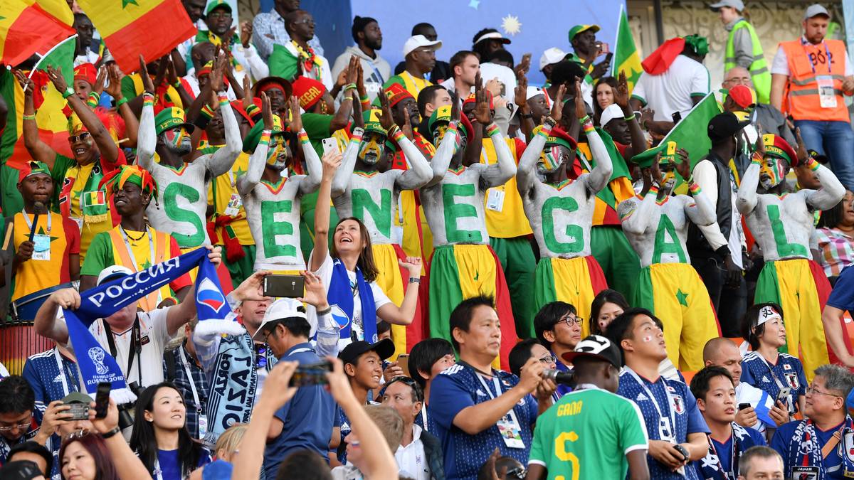 Die Fans machen es ihren Idolen gleich: Die Spieler aus dem Senegal überzeugten vor und nach den bisherigen Spielen nicht nur durch ihre fußballerische Klasse, sondern auch durch ihre Tänze. Auch die Fans zeigen einstudierte Tanzeinlagen.