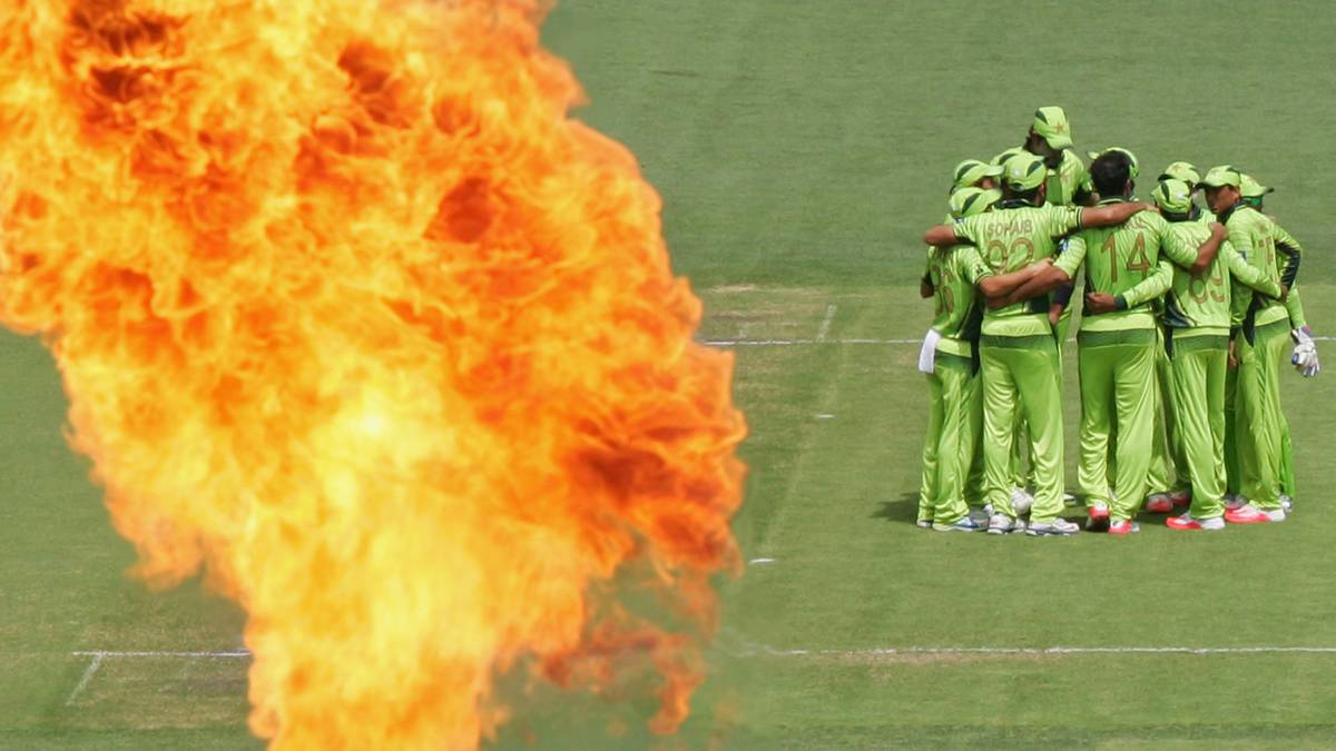 Das Feuer springt auf die Spieler auf dem Rasen über