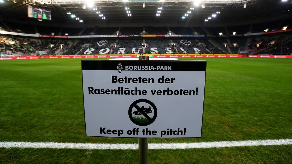 Nanu? Betreten der Rasenfläche verboten? Zum Glück wird das Schild noch vor Beginn der ersten Sonntagspartie zwischen Gladbach und Mainz entfernt. Die Bilder zum 14. Spieltag