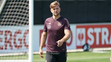 Auf einer Pressekonferenz spricht Niclas Füllkrug darüber, warum er in Deutschland so gut ankommt und seine eigene Zukunft im Verein.