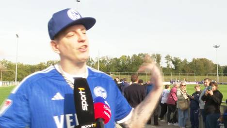 Rapper Money Boy ließ sich am Trainingsgelände des FC Schalke 04 blicken und verrät, wie es zu seiner Begeisterung für Königsblau kam. 