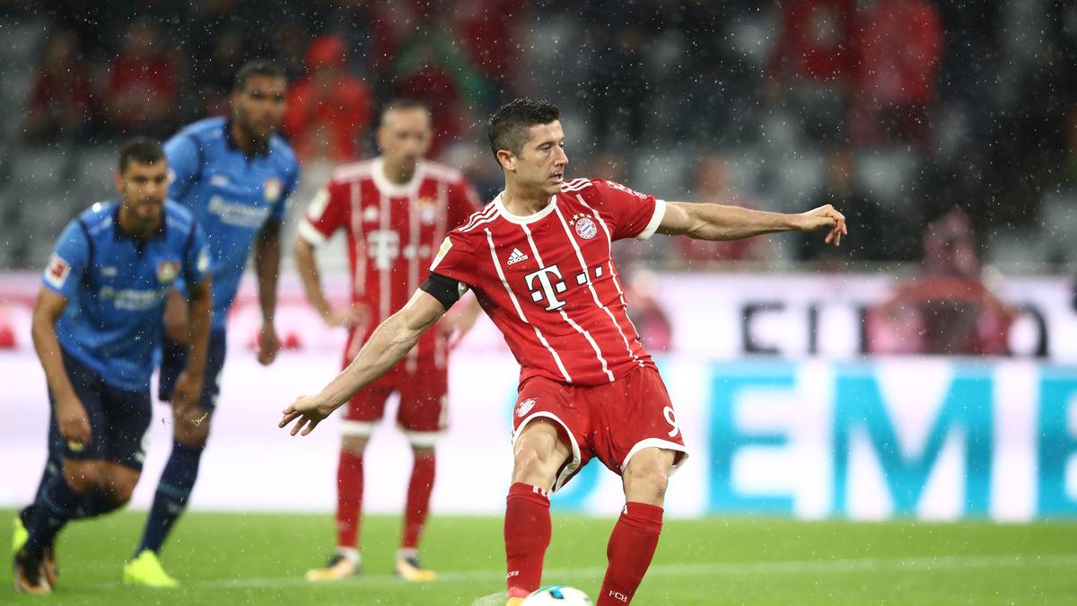 Robert Lewandowski verwandelt den Strafstoß zum zwischenzeitlichen 3:0