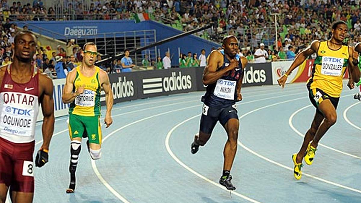Das Märchen geht weiter - im Vorlauf wird Pistorius (Zweiter v. links) Dritter, mit der Staffel 4x400 Meter zieht er sogar ins Finale ein