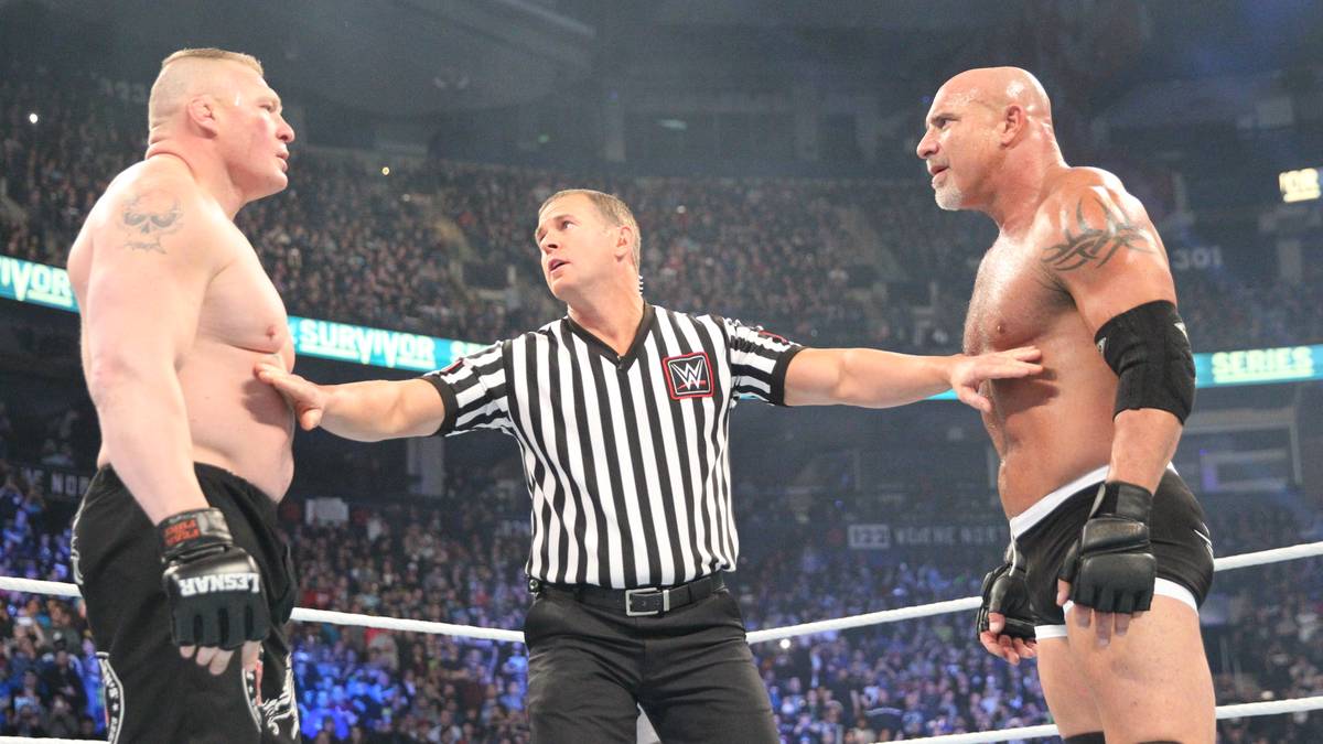 Bill Goldberg (r.) soll als Champion in sein WrestleMania-Match mit Brock Lesnar gehen