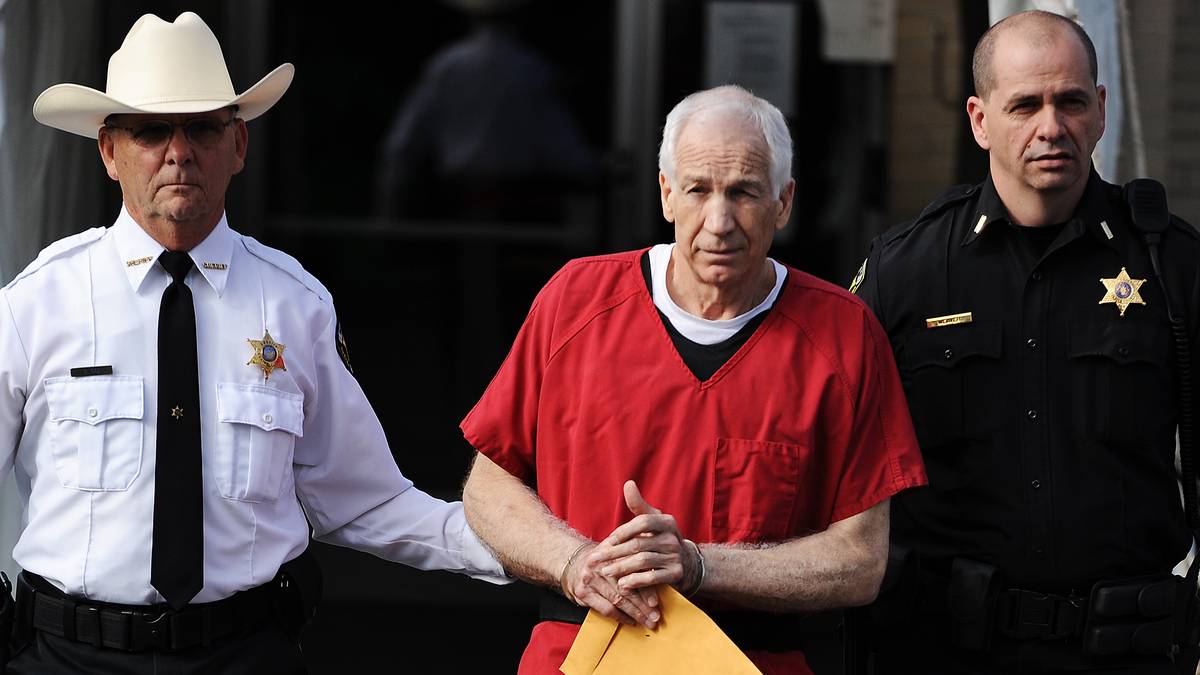 Viel schlimmer ist jedoch der Fall Jerry Sandusky an der Penn State University. Am 9. Oktober 2012 wird der 68 Jahre alte, ehemalige Assistenztrainer des Footballteams wegen 45-maligen sexuellen Missbrauchs von minderjährigen Jungen zu mindestens 30 und höchstens 60 Jahren Haft verurteilt. Seine Verbrechen verübt er zwischen 1994 und 2009 auch auf dem Uni-Gelände. Der seit 1966 amtierende Cheftrainer Joe Paterno wird 2011 daraufhin entlassen und stirbt nur zwei Monate später