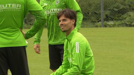 Letzte Saison war Julian Weigl als Kapitän eine Säule im Gladbacher Spiel. Nun steht der 29-Jährige vor dem Aus. Berichten zufolge könnte sich der Degradierte nun in die Wüste flüchten.