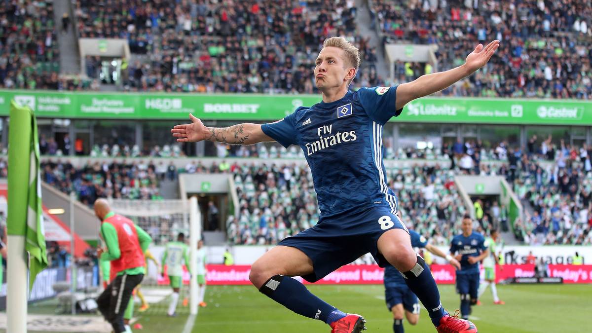 Der HSV-Star fliegt zum Eckfahnen-Jubel