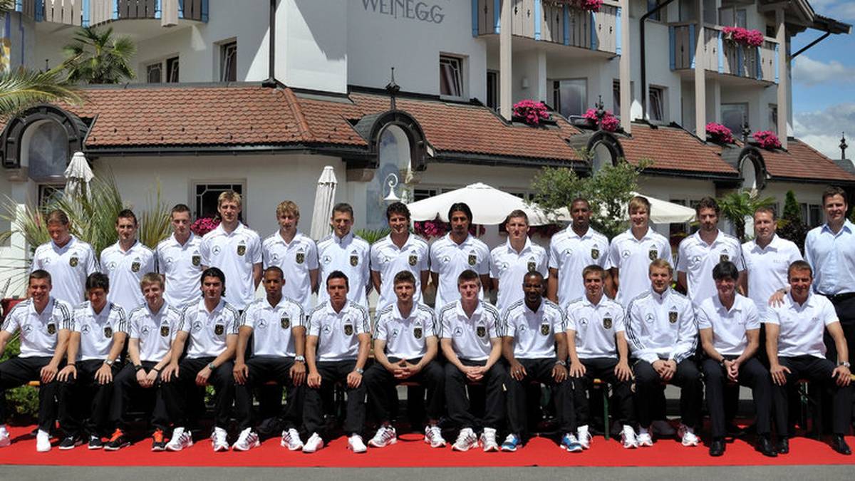Hier posiert die Mannschaft von 2010 beim Gruppenfoto