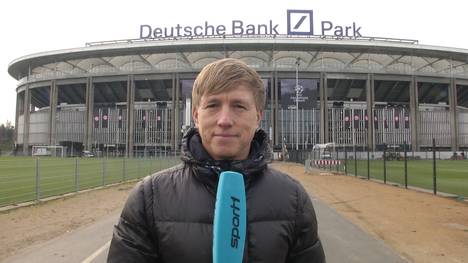 Vor dem wegweisenden Champions-League-Duell gegen Atalanta Bergamo zeigt sich Eintracht-Trainer Dino Toppmöller voller Vorfreude. Neben ungewöhnlichen Trainingsritualen und der besonderen Fanfreundschaft zwischen beiden Vereinen gibt es auch ein wichtiges Update: Offensivtalent Can Uzun steht im Fokus des Kaderplans. 