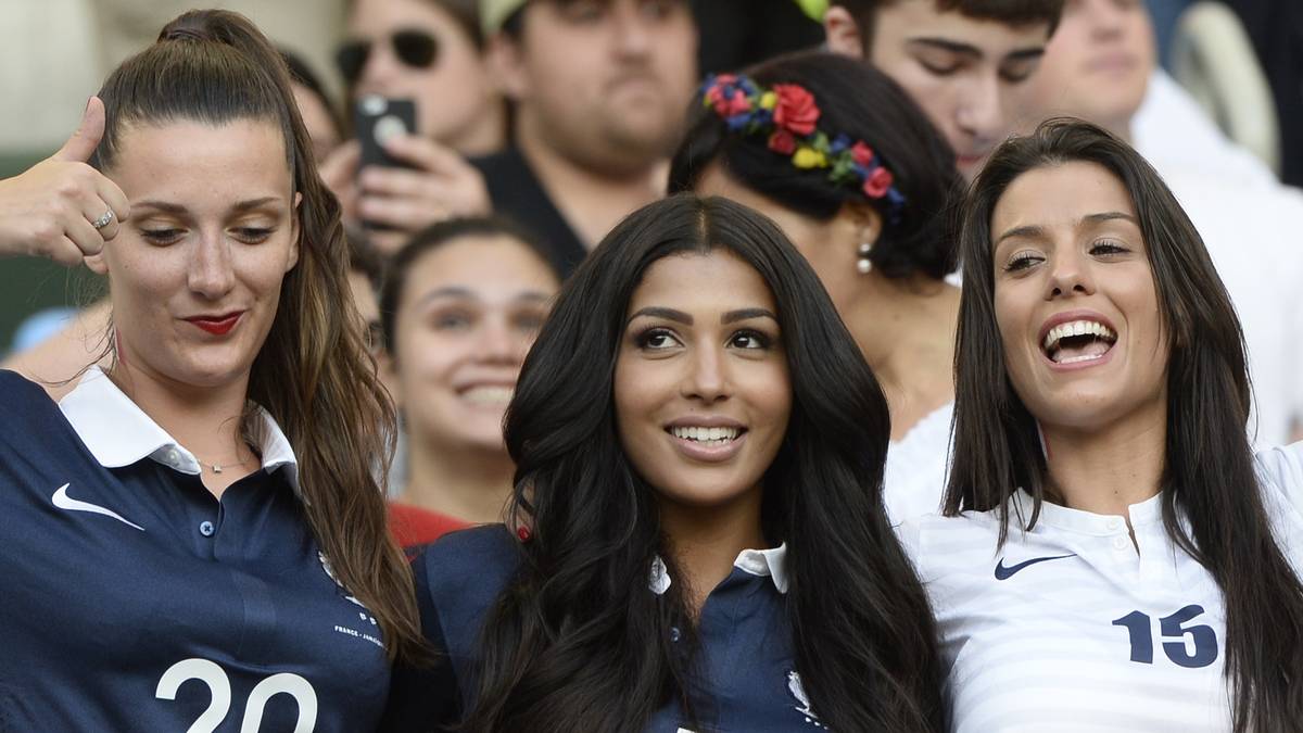 Die Freundin des französischen Abwehrspielers Mamadou Sakho, Mazda Magui (M.), muss dann die Zeit im Stadion noch mehr genießen, um ihren Partner bei der Arbeit zu sehen