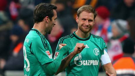 Benedikt Höwedes und Christian Fuchs im Spiel des FC Schalke 04 beim FC Bayern München