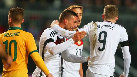Lukas Podolski feiert mit Max Kruse und Andre Schürrle seinen Ausgleichstreffer gegen Australien.