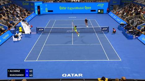 Im Viertelfinale der Qatar Open in Doha liefern Carlos Alcaraz und Karen Khachanov den Zuschauern eine Show. Insbesondere im ersten Satz jagt ein spektakulärer Ballwechsel den anderen.