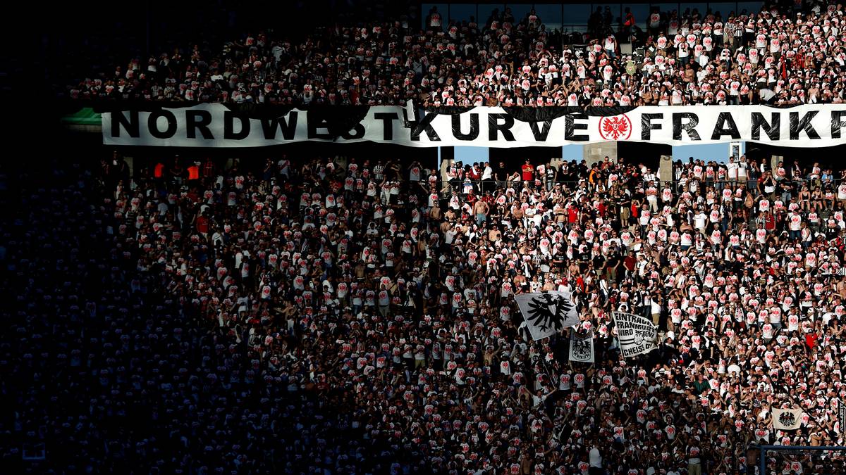 Ein Meer von Schwarz-Weiß