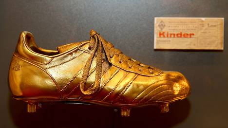 Der Schuh, der das erste Bundesliga-Tor erzielte, steht vergoldet im Deutschen Fußball-Museum
