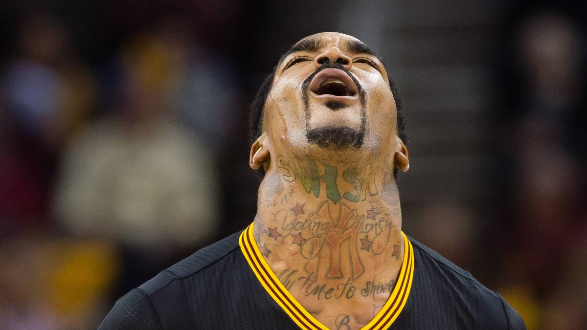 J.R. Smith von den Cavs blickt verärgert zur Decke und präsentiert wohl eher ungewollt seinen Halstätowierungen