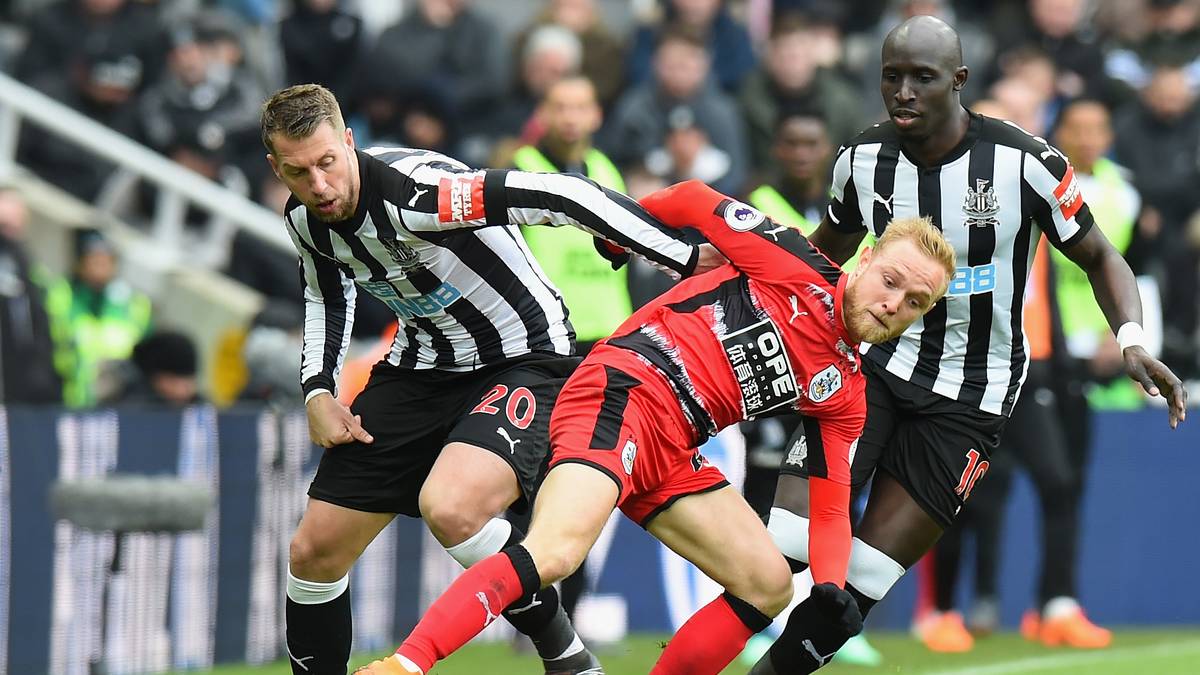 PLATZ 22 - HUDDERSFIELD TOWN: Vergleichbar wenig gab der Verein des deutschen Trainers David Wagner für Spielerberater aus. Mit 2,82 Millionen Euro  ist der Aufsteiger der Sparfuchs. Ob sich das rächt? Huddersfield hat nur drei Punkte Vorsprung auf die Abstiegsplätze
