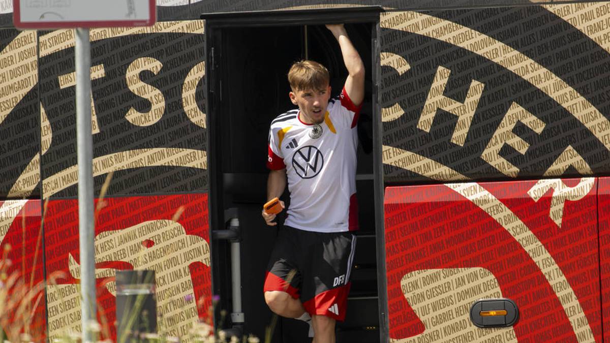 DEUTSCHLAND: Bittere Verletzung kurz vor WM-Start! Shootingstar Lennart Karl erleidet im Abschlusstraining zum letzten Testspiel einen Muskelbündelriss im Oberschenkel und fliegt nach Hause. Für ihn wird der Leipziger Assan Ouédraogo nachnominiert