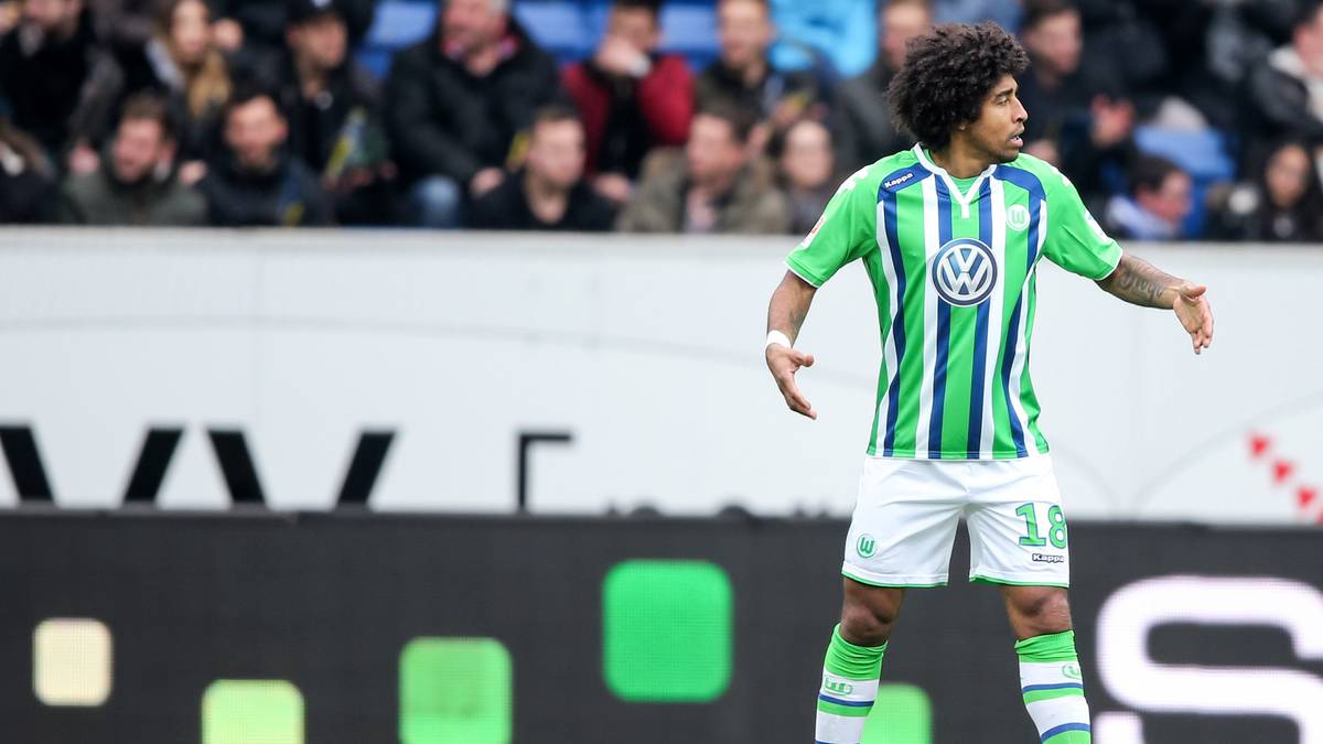 Nach der Triple-Saison bekommt Dante zunehmend weniger Einsatzzeit beim Rekordmeister. 2015 schließt er sich - wie Gustavo - dem VfL Wolfsburg an