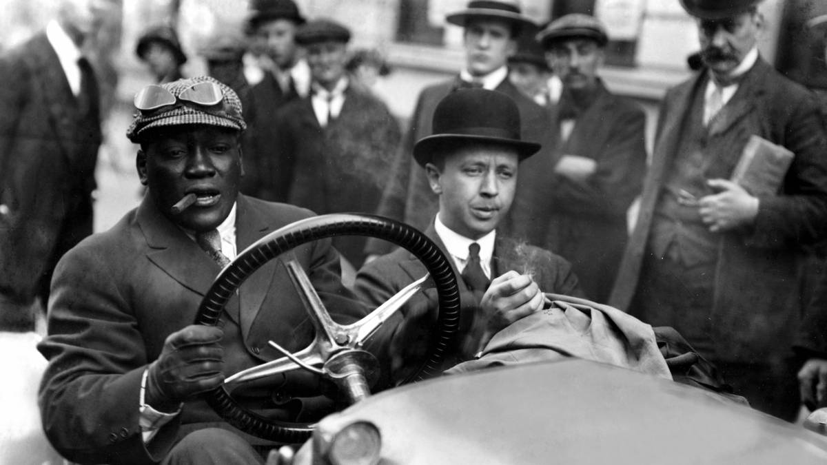 Lebemann Johnson reizte die rassistische Obrigkeit mit seinem Selbstbewusstsein und seinen Beziehungen zu weißen Frauen, schließlich musste er wegen angeblicher Verstöße gegen die Sittengesetze ins Gefängnis