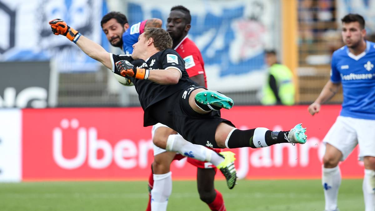 Doch auch Darmstadt ist nicht fehlerfrei: Aytac Sulu trifft ins eigene Tor