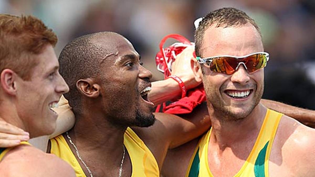 Das Happy End folgt aber sogleich. Durch seinen Halbfinal-Einsatz über 4x400 Meter erhält Pistorius (r.) mit seinen Teamkollegen die Silbermedaille. Ein Behindertensportler erhält eine Nicht-Behinderten-Medaille - das gab es in der Leichtathletik noch nie (rechts)