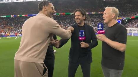 Vor dem Halbfinale bei der UEFA EURO 2024 platzt England-Legende Rio Ferdinand in die TV-Übertragung von MagentaTV. Eigentlich will er nur einen alten Teamkollegen begrüßen.