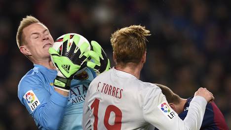 Marc-Andre ter Stegen vom FC Barcelona im Duell mit Fernando Torres von Atletico Madrid