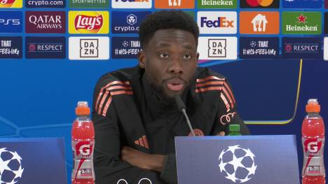Alphonso Davies wird auf der PK vor dem Champions-League-Spiel gegen Leverkusen mit der Vertragsverlängerung von Jamal Musiala und dem Poker um Joshua Kimmich konfrontiert.