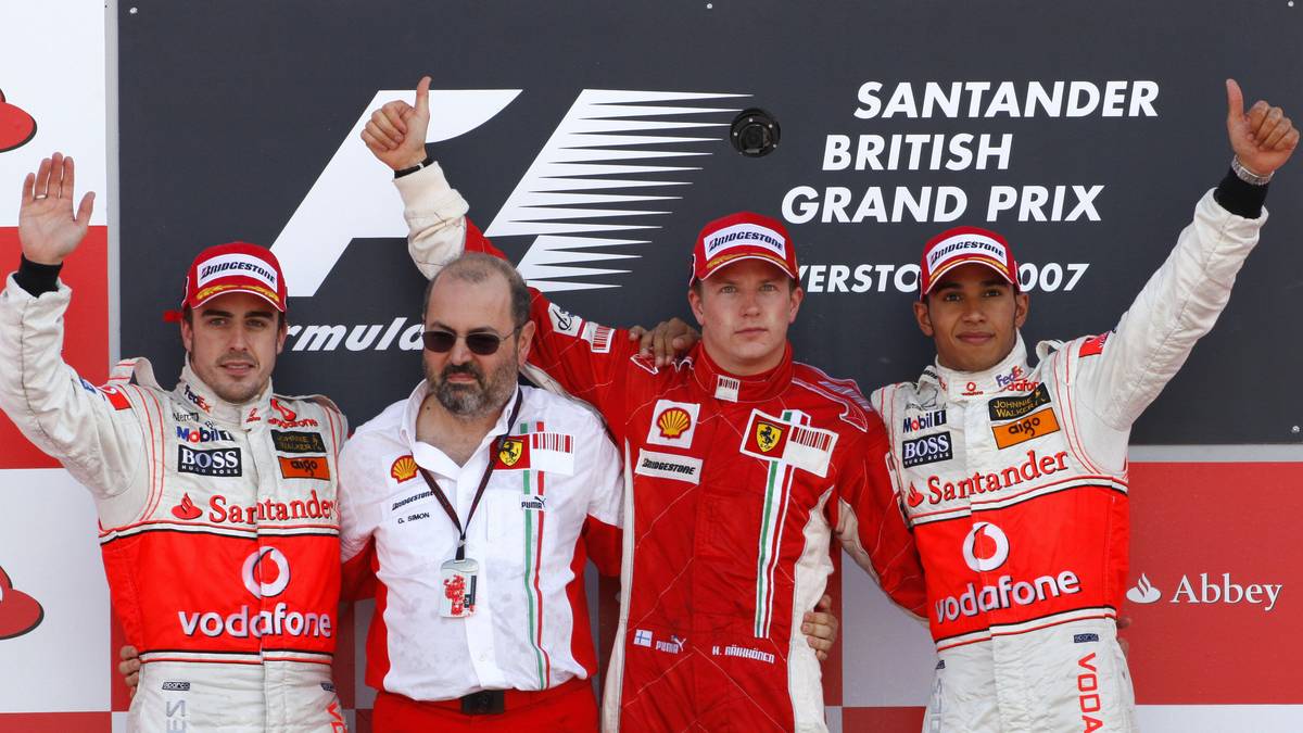 Dieser wird aber nach einen verrückten Saisonfinale mit seinem Sieg in Brasilien noch Weltmeister, vor den beiden nur einen Punkt zurückliegenden McLaren-Mercedes-Piloten Hamilton (r.) und Alonso (l.)