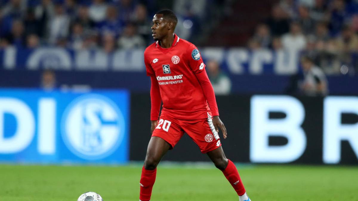 1. FSV MAINZ 05 (Platz 14): Kein Spieler, der im Sommer Ablöse gekostet hat, ist älter als 23. Mit Edimilson Fernandes (Bild) gelang die Verpflichtung eines namhaften Spielers, außerdem wurde Linksverteidiger Aarón Martín fest verpflichtet. Mittelfeldmotor Fernandes sicherte sich einen Stammplatz und hilft auch in der Abwehr aus. Der Spanier Martín ist auf der linken Seite gesetzt