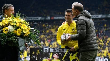 Christian Pulisic (Mitte) wird vor seinem letzten Heimspiel gegen Fortuna Düsseldorf von Manager Michael Zorc (l.) und Geschäftsführer Hans-Joachim Watzke verabschiedet