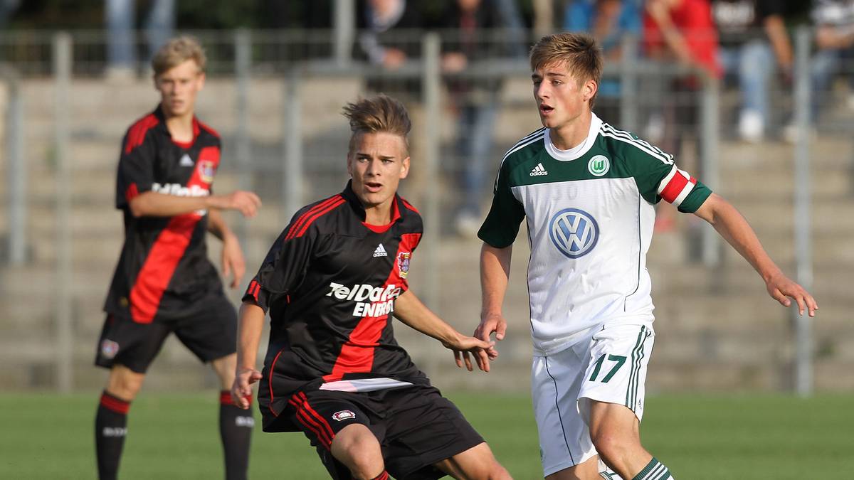 2011: Die Leverkusener unterliegen im Halbfinale dem VfL Wolfsburg um Kapitän ROBIN KNOCHE (r.) und Maximilian Arnold. Die A-Jugend der "Wölfe" gewinnt anschließend auch das Finale gegen den 1. FC Kaiserslautern