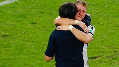 Der Bundestrainer feiert den WM-Titel mit Bastian Schweinsteiger