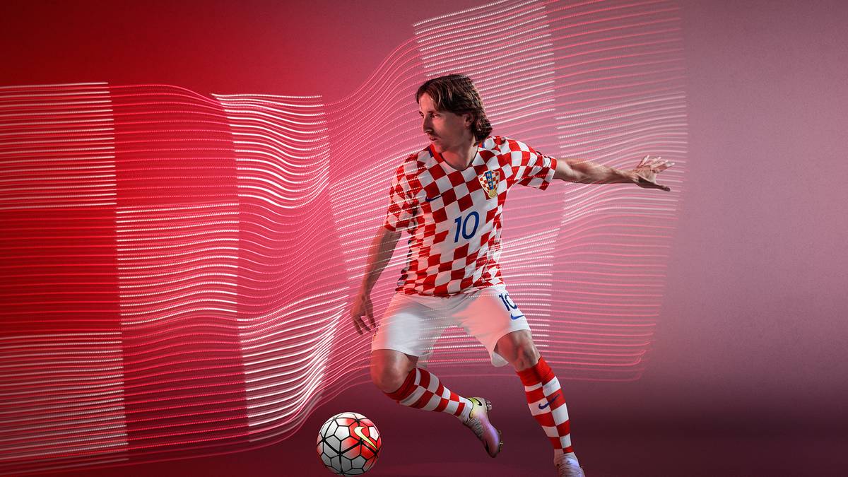 KROATIEN: Apropos Signalwirkung: Mit keinem Trikot kann man wohl so auf sich aufmerksam machen, wie mit dem schiefen, weiß-roten Schachbrett-Look der Kroaten